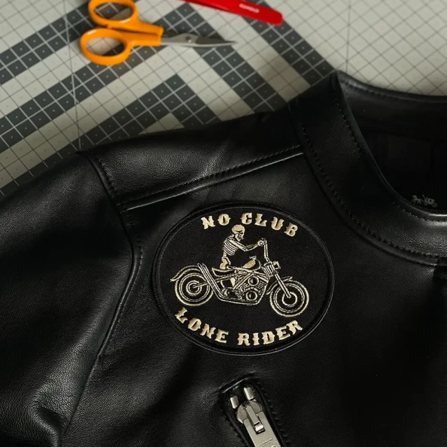 Écusson squelette moto Lone Rider présenté sur une veste noire Patch No Club Lone Rider à thermocoller sur gilet moto