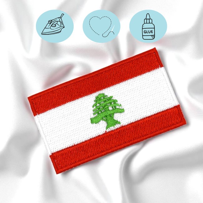 Patch brodé drapeau Liban thermocollé sur tissu blanc, gros plan sur le cèdre central vert