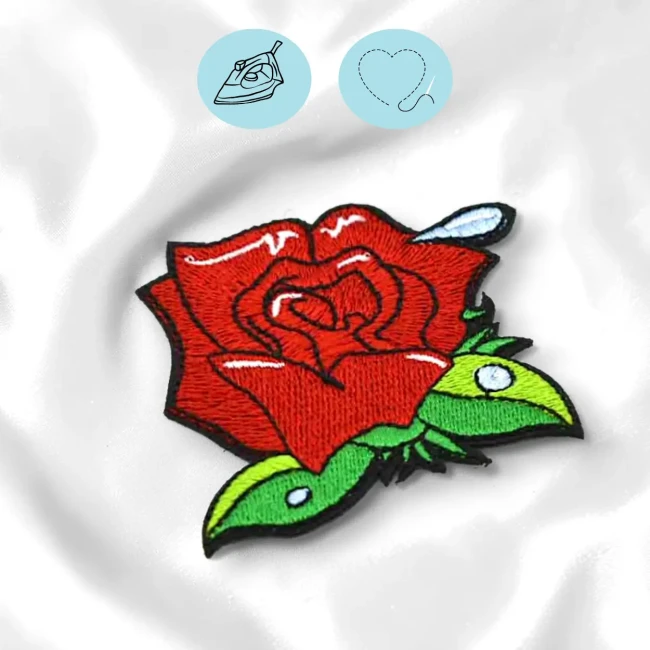 détail de la broderie du patch rose rouge