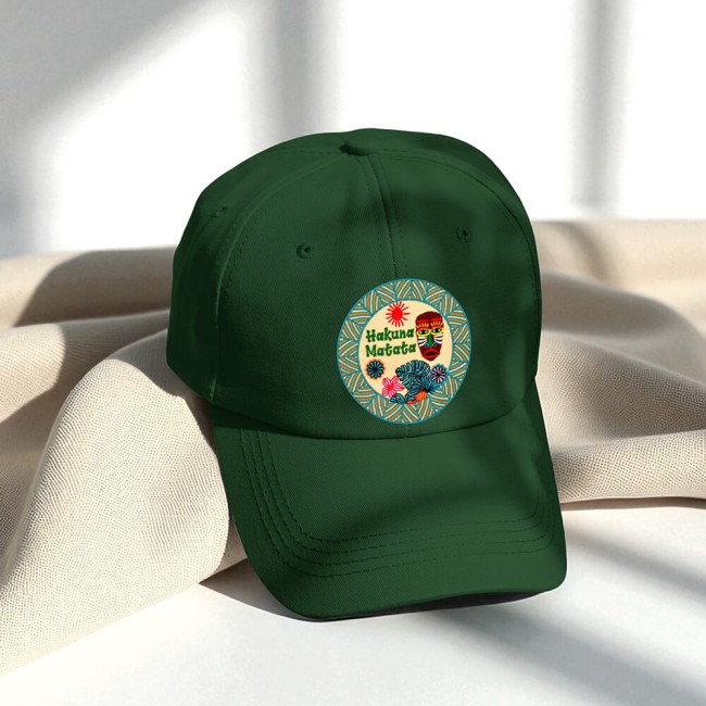 Patch Hakuna Matata brodé sur une casquette verte