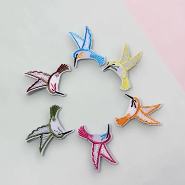 Patchs brodés colibris disponibles en six coloris