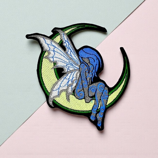 Adorable patch brodé d'une fée assise sur un croissant de lune