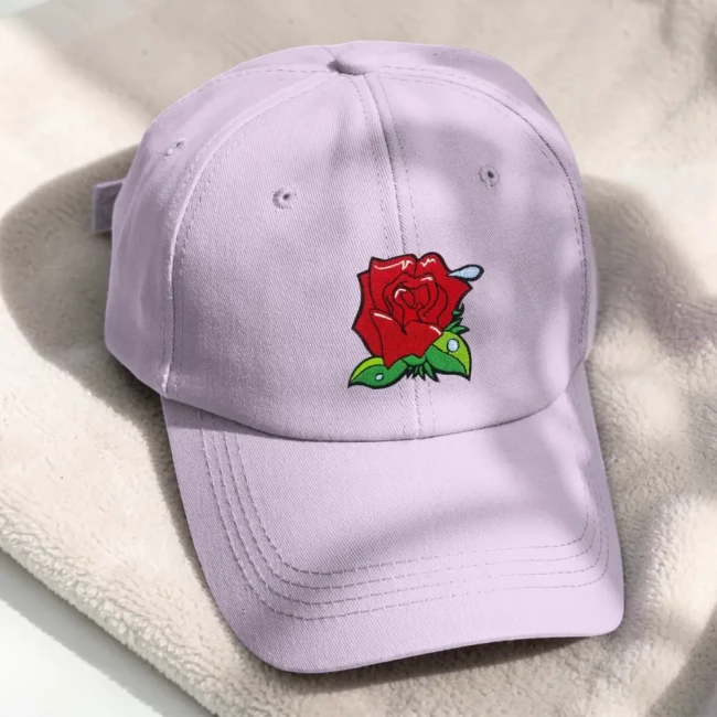 patch brodé rose rouge thermocollé sur une casquette