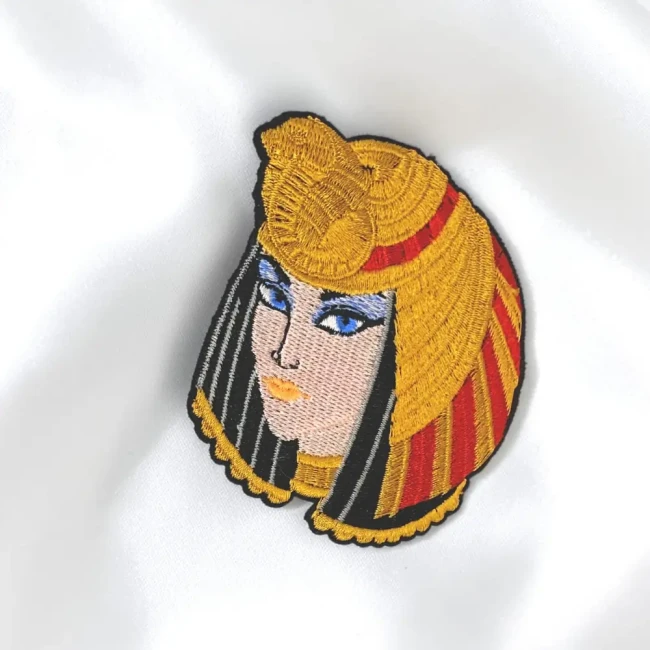 Patch brodé représentant Cléopâtre avec une coiffe égyptienne