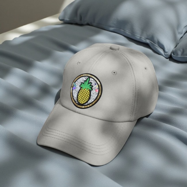 Patch ananas en strass et sequins sur une casquette Ecusson bijou strass à sequins ananas
