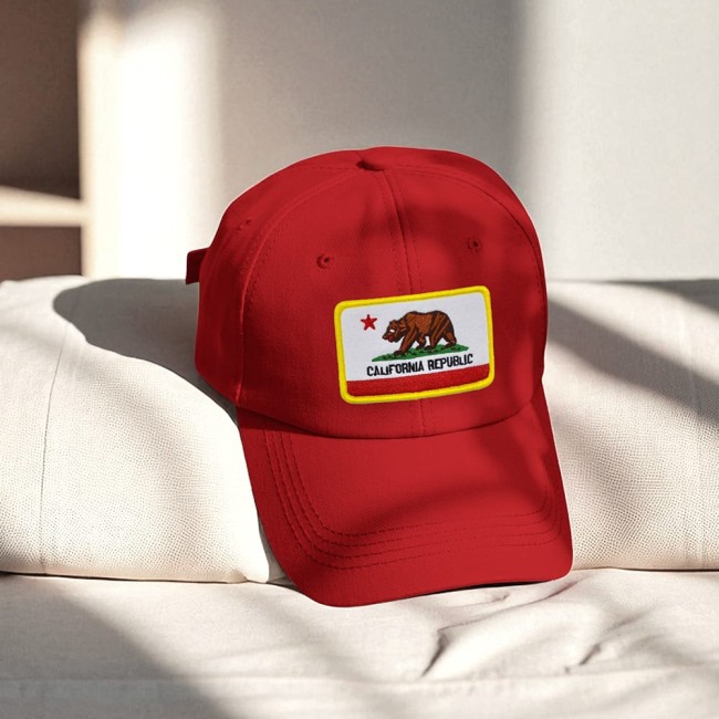 Ecusson brodé thermocollant California porté sur une casquette