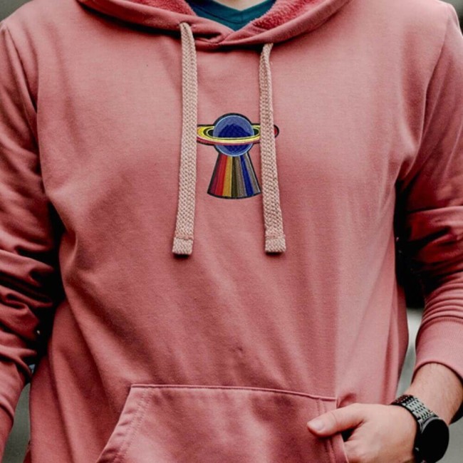 Patch espace brodé thermocollant sur un hoodie 