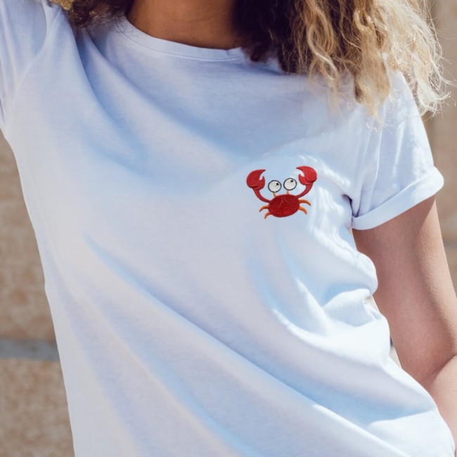 Détail des fils brodés sur le crabe rouge sur un t-shirt femme