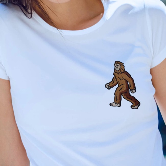 Patch brodé Bigfoot cousu sur t-shirt blanc porté en extérieur
