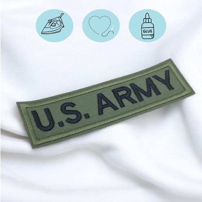 Zoom sur patch brodé US ARMY noir thermocollant Patch brodé US ARMY beige avec bordures assorties sur tissu kaki