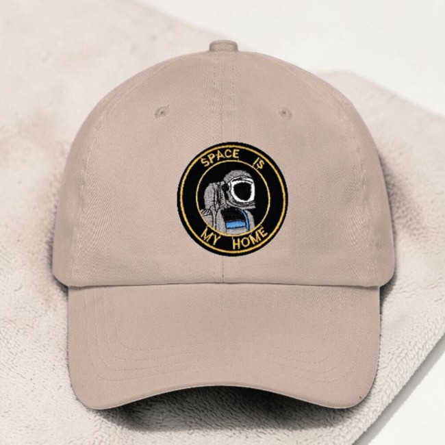 Ecusson espace sur une casquette beige