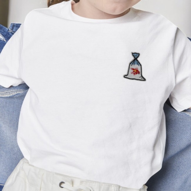 Tee-shirt portée par une petite fille personnalisé avec un petit patch poisson rouge