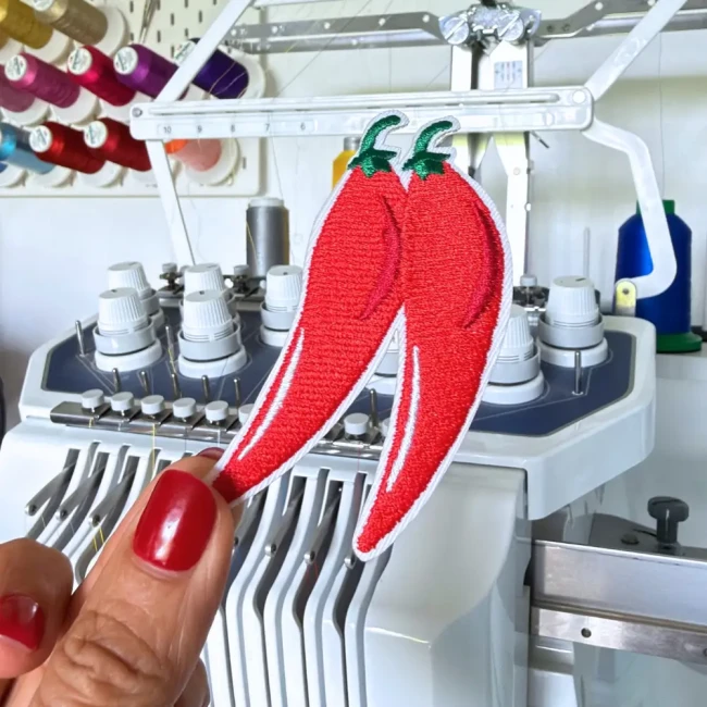patch brodé piments devant ma machine à broder