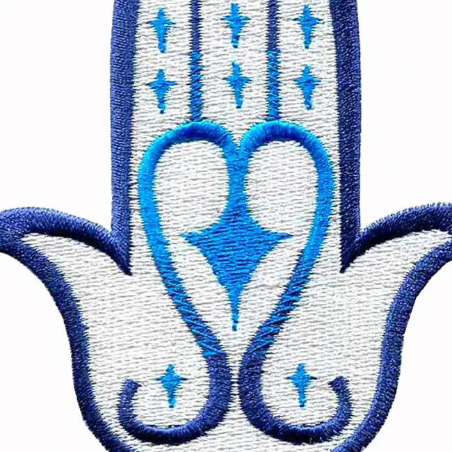 Zoom broderie patch Main de Fatma bleu et blanc détail broderie main de Fatma bleu marine