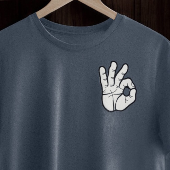Ecusson main blanche sur un tee-shirt homme gris