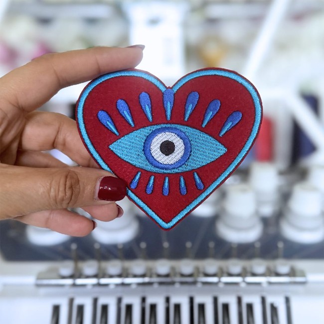 Vue du patch coeur de près Patch thermocollant personnalisé coeur avec oeil protecteur