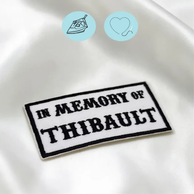 Patch commémoratif blanc personnalisé In Memory Of Thibault Écusson brodé pour rendre hommage à un proche