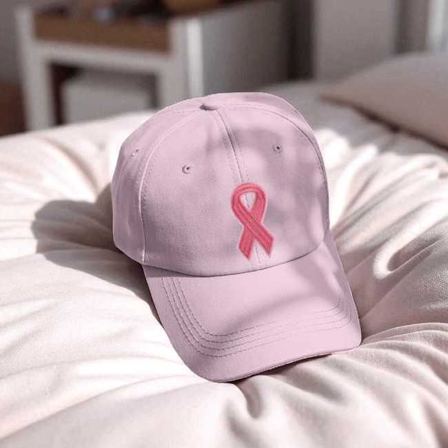 Mise en situation : écusson brodé ruban rose sur casquette Patch ruban rose appliqué sur casquette rose clair
