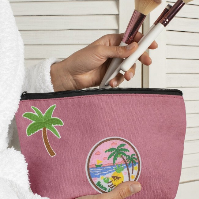 Ce patch brodé multicolore évoque les vacances, la mer et les palmiers. À thermocoller sur une trousse par exemple comme ici 