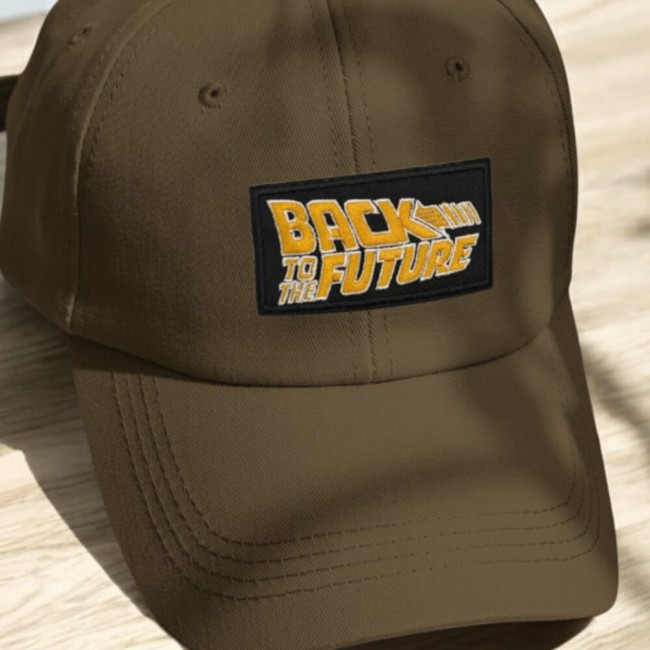Casquette customisée avec le patch back to the future