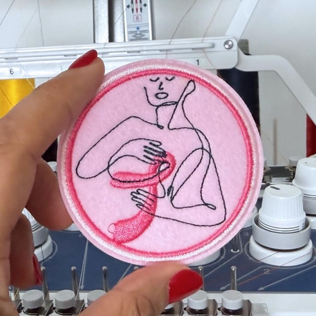 Patch brodé ruban rose sur fond tissu feutrine rose brodé dans mon atelier