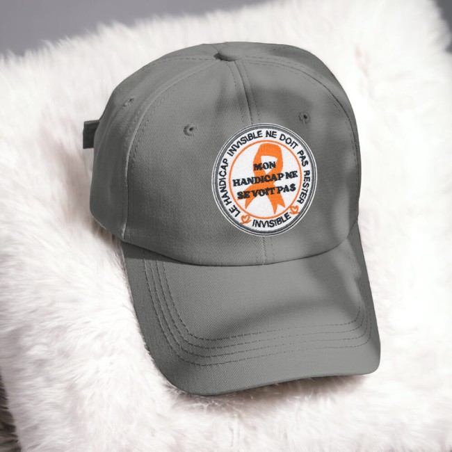 Ecusson ruban handicap sur une casquette