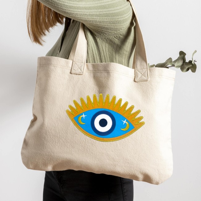 Patch brodé œil mystique cousu sur un sac Ecusson porte-bonheur œil protecteur sur un tote-bag