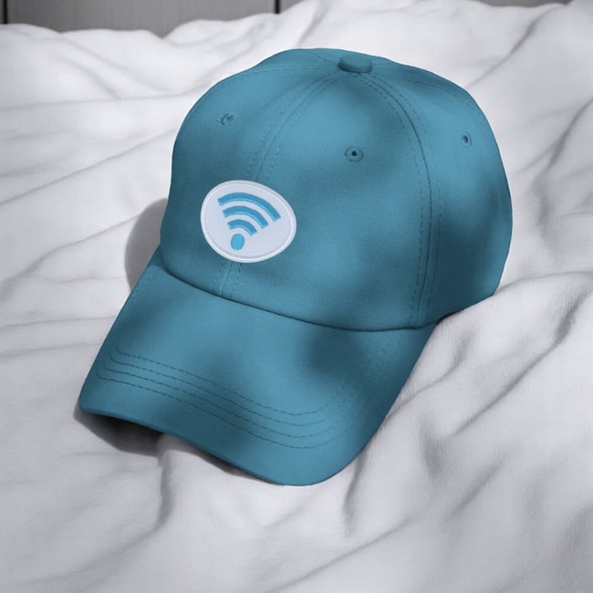 Symbole WiFi brodé à personnaliser thermocollant sur une casquette Patch WiFi brodé sur fond turquoise et blanc