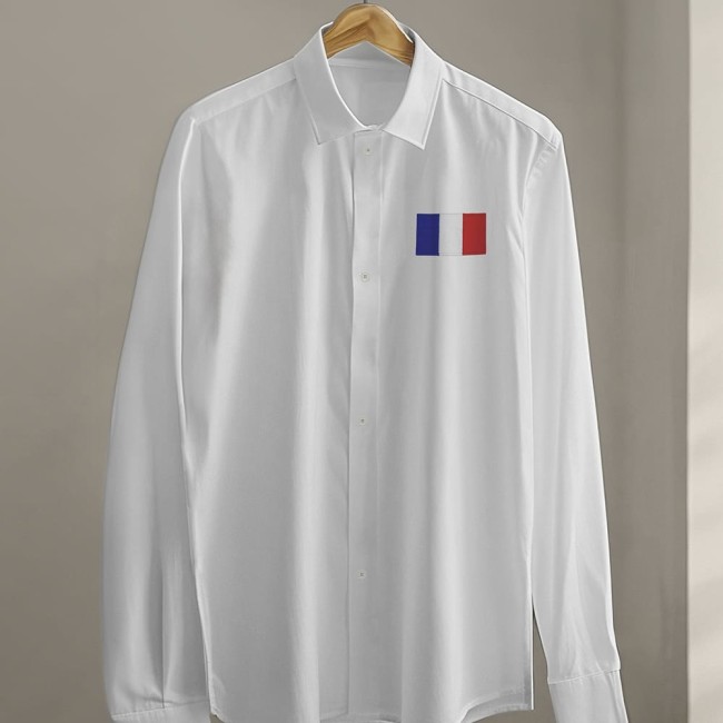 Patch brodé rectangle appliqué sur chemise blanche, vu de face sur cintre