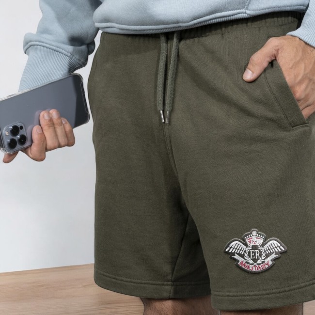 Patch ER thermocollé sur un short homme