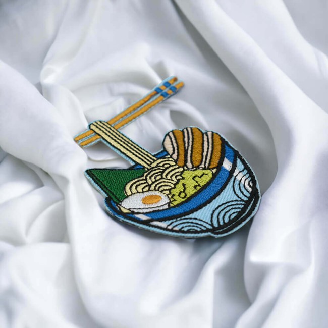 Bol de nouilles, ramen bleu brodé à thermocoller Que vous soyez fan de ramen, d’anime ou de culture japonaise, ce patch brodé est fait pour vous