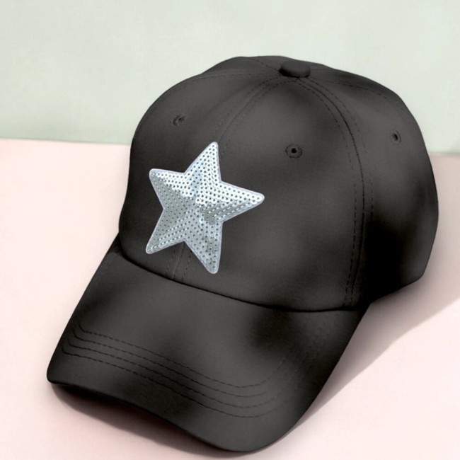 Patch étoile argent à sequins sur une casquette noire