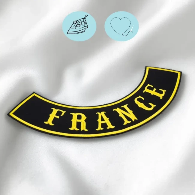 Bannière biker personnalisée France noire et jaune brodée Détail de broderie sur patch biker personnalisé avec fil jaune, tissu noir et bordure brodée