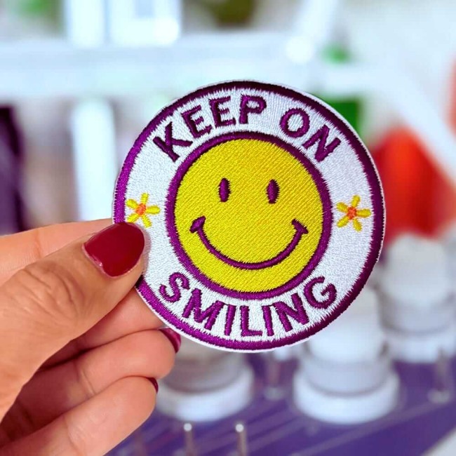 Ecusson thermocollant brodé en France Zoom sur le patch Keep on smiling