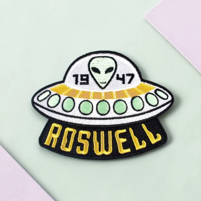 Patch thermocollant Alien dans une soucoupe avec l’inscription “Roswell 1947” Écusson brodé alien UFO Roswell 1947