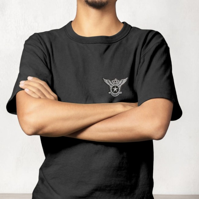 Écusson Royal Air Force appliqué sur un t-shirt noir