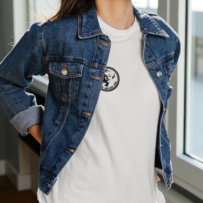 Ecusson thermocollant Marilyn Monroe Legends Never Die sur tee-shirt Patch Marilyn Monroe porté sur un tee-shirt clair