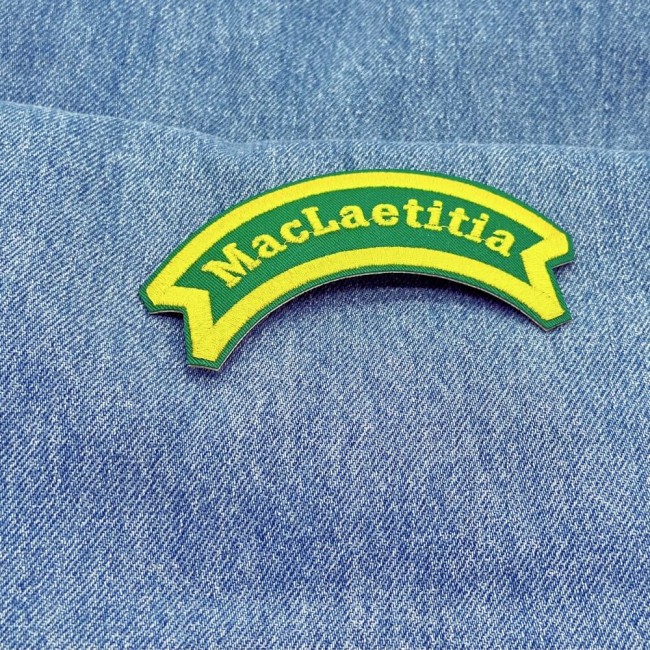 Patch prénom brodé thermocollant posé sur un jean bleu