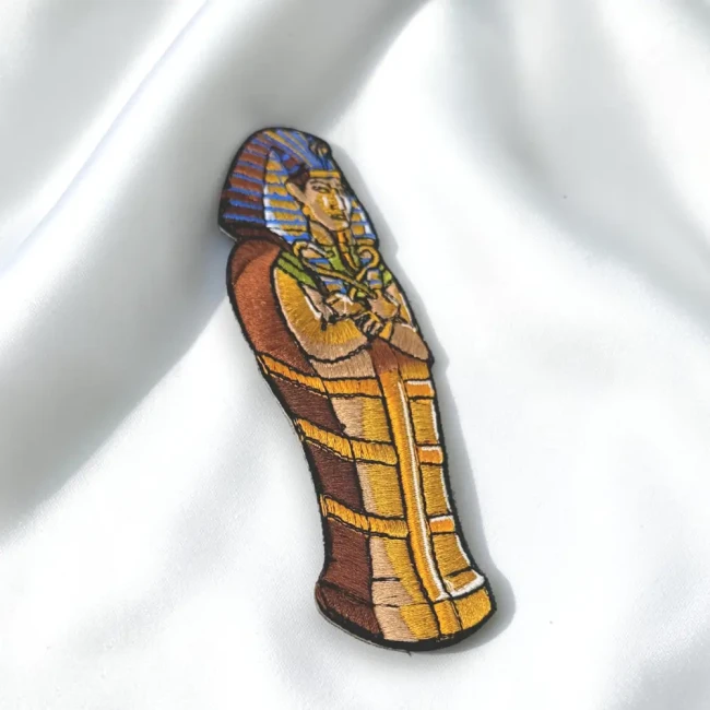 Patch brodé représentant un sarcophage égyptien