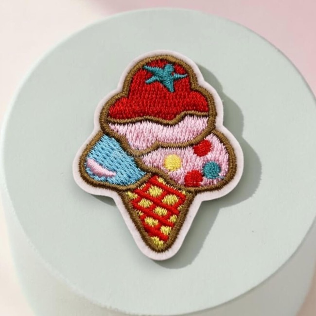 Patch brodé cône glacé thermocollant 4,5 cm