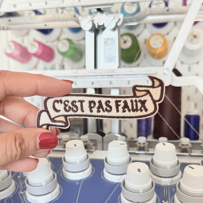 Patch brodé c'est pas faux 10 cm 