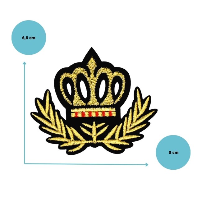 Couronne dorée brodée posée sur tissu blanc – patch 8 cm