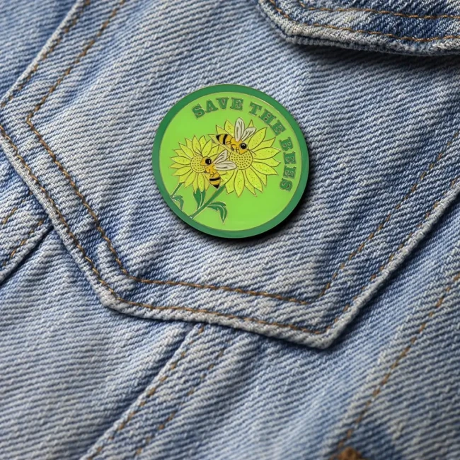 Pin’s Save the Bees sur une veste en jean