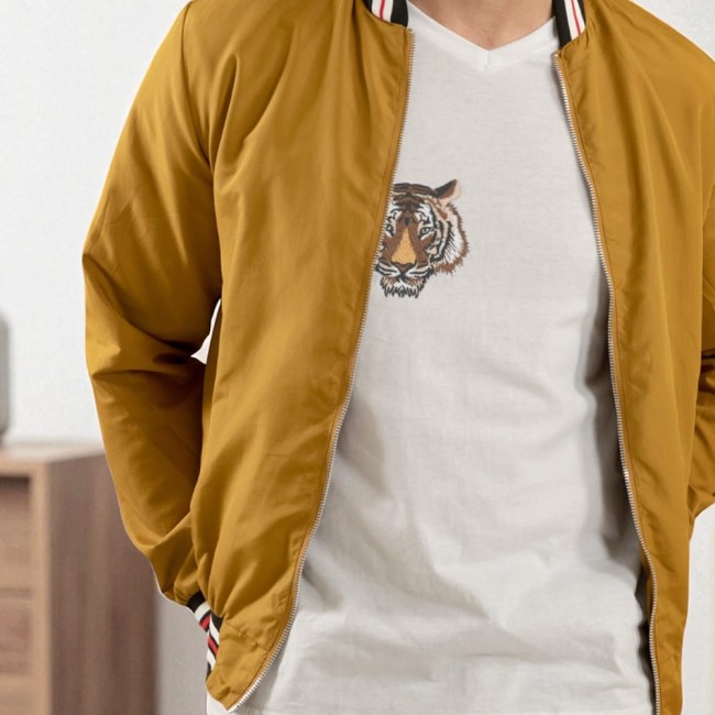 Patch brodé tigre marron sur t-shirt blanc porté par un homme