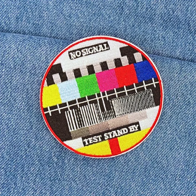 Écusson mire TV sur un jean Patch brodé mire TV No Signal sur denim