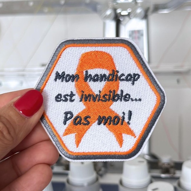Écusson brodé octogonal handicap ruban orange brodé dans mon atelier
