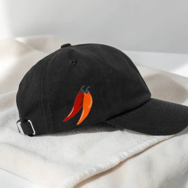 Ecusson piments orange et rouge sur une casquette
