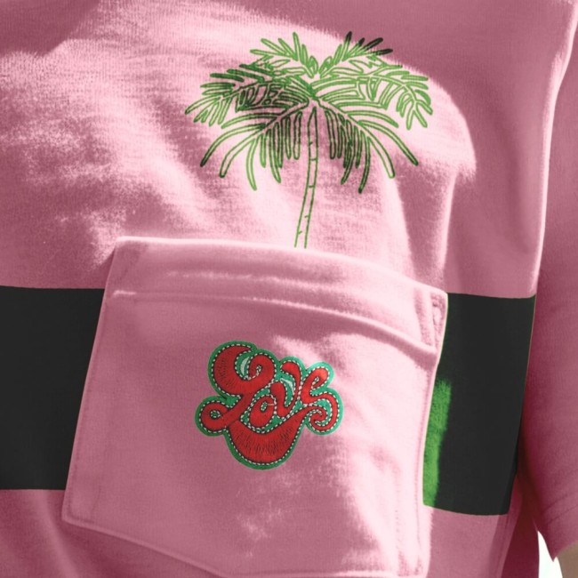 Patch LOVE thermocollé sur la poche d’un t-shirt rose à rayures