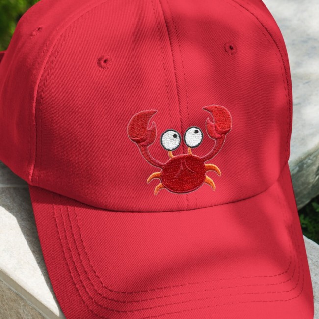 Casquette rouge décorée d’un patch crabe brodé