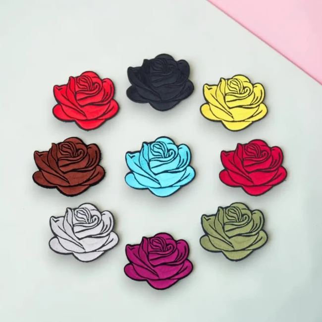 Patch rose brodée - Huit coloris disponibles Neuf patchs brodés en forme de rose dans différents coloris
